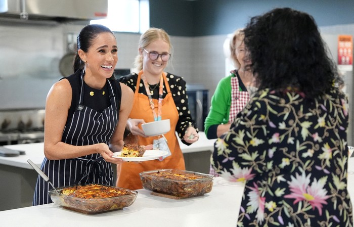 Meghan, the Duchess of Sussex serves lunch to a resident during a visit to McAuley Community Services for Women, a womens homeless and family violence shelter in Footscray, Melbourne, Australia, April 14, 2026.    Jonathan Brady/Pool via REUTERS