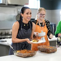Sebuah video viral menangkap momen seorang warga memuji penampilan Meghan. “Kamu terlihat luar biasa. Penampilanmu seperti seorang model,” katanya. “Ya ampun, kamu baik sekali,” balas Meghan yang terlihat tersipu malu. (Foto: Jonathan Brady/Pool via REUTERS)