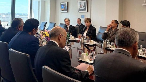 Gubernur Bank Indonesia, Perry Warjiyo, Menteri Keuangan RI, Purbaya Yudhi Sadewa dan anggota Dewan Perwakilan Rakyat RI dalam rangkaian pertemuan lanjutan dengan investor global pada IMF Spring Meetings Selasa (14/4). (Dok. Bank Indonesia)