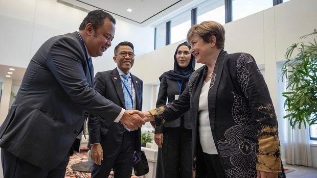 Gubernur Bank Indonesia, Perry Warjiyo, Menteri Keuangan RI, Purbaya Yudhi Sadewa dan anggota Dewan Perwakilan Rakyat RI dalam rangkaian pertemuan lanjutan dengan investor global pada IMF Spring Meetings Selasa (14/4). (X/@KGeorgieva)
