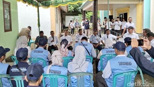 Gubernur NTB Lalu Muhamad Iqbal memberi arahan kepada para pendamping program Desa Berdaya di Desa Teniga, Lombok Utara beberapa waktu lalu. (Foto: Ahmad Viqi/detikBali)