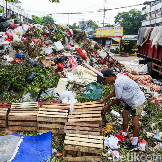 Gunungan Sampah di Pasar Minggu Kian Parah, Warga Resah