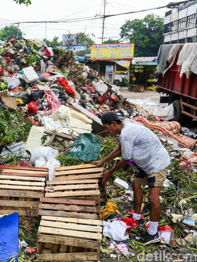 Gunungan Sampah di Pasar Minggu Kian Parah, Warga Resah