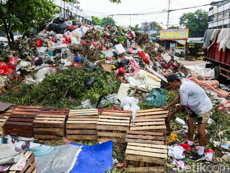 Gunungan Sampah di Pasar Minggu Kian Parah, Warga Resah
