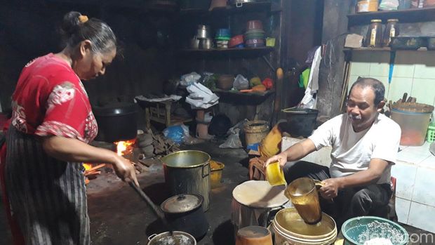 Hadi Wiyono dan istrinya Sutiyah, pasutri penjual jamu di Boyolali senang bisa naik haji. Hadi Wiyono dan istrinya Sutiyah, pasutri penjual jamu di Boyolali senang bisa naik haji.