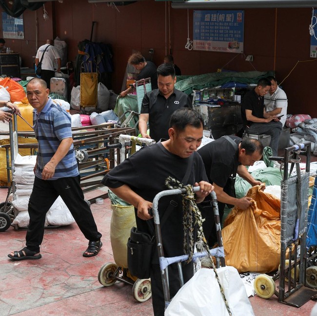 Hiruk Pikuk Pedagangan di Pasar Grosir Guangzhou