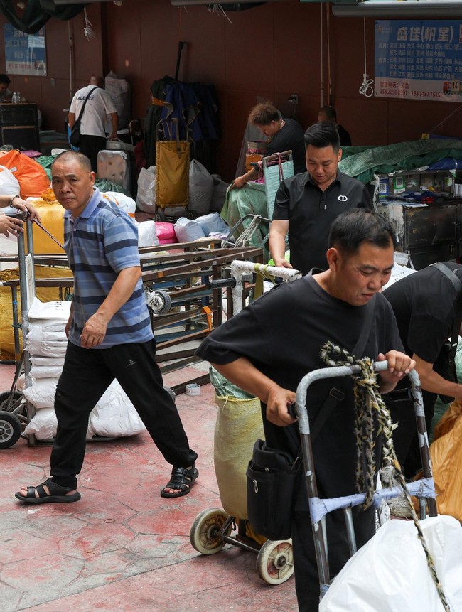 Hiruk Pikuk Pedagangan di Pasar Grosir Guangzhou