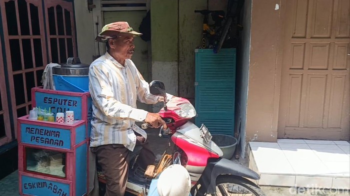 Ili (62) penjual es mung-mung asal Cirebon