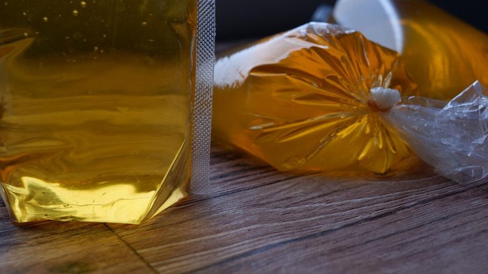 Cooking oil. Bulk cooking oil vs Packaged cooking oil. Minyak goreng curah vs kemasan.
