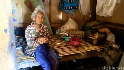 Inak Reme (80) duduk di dipan bambu sederhana di dalam rumahnya di Lombok Barat, NTB, Rabu (15/4/2026).