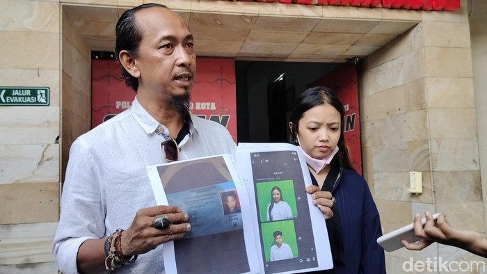 Intan bersama pendamping keluarga melapor ke Polresta Malang Kota