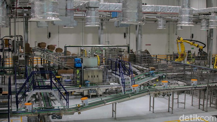 Proses produksi cat di pabrik terbaru milik Jotun di Cikarang resmi diperkenalkan kepada publik, Rabu (15/4/2026). Fasilitas ini menjadi bagian dari langkah ekspansi perusahaan dalam memperkuat pasar di Indonesia.