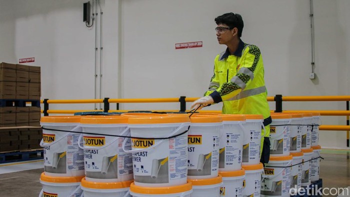 Proses produksi cat di pabrik terbaru milik Jotun di Cikarang resmi diperkenalkan kepada publik, Rabu (15/4/2026). Fasilitas ini menjadi bagian dari langkah ekspansi perusahaan dalam memperkuat pasar di Indonesia.