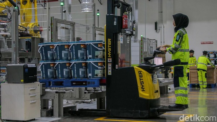 Proses produksi cat di pabrik terbaru milik Jotun di Cikarang resmi diperkenalkan kepada publik, Rabu (15/4/2026). Fasilitas ini menjadi bagian dari langkah ekspansi perusahaan dalam memperkuat pasar di Indonesia.