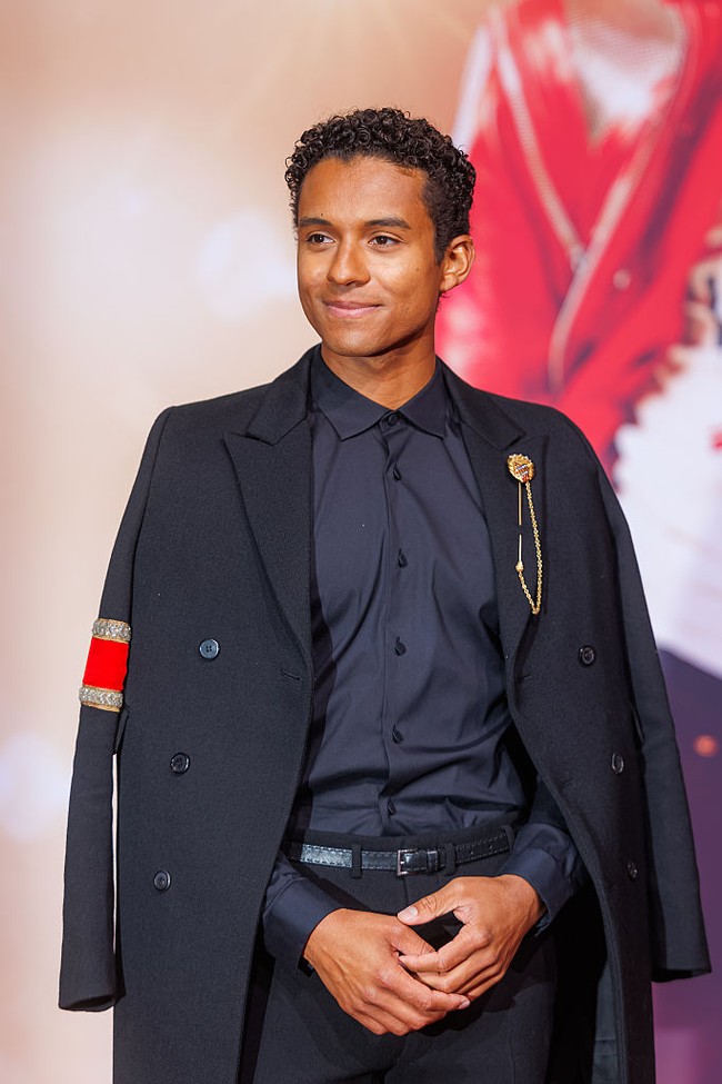 Tak kalah mencuri perhatian, Jafaar Jackson, keponakan Michael Jackson yang dipercaya memerankan pamannya sendiri dalam biopic tersebut. Jaafar yang berprofesi sebagai penari dan penyanyi juga tampil elegan dengan busana serba hitam. Foto: Getty Images/Gerome Defrance