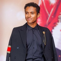 Tak kalah mencuri perhatian, Jafaar Jackson, keponakan Michael Jackson yang dipercaya memerankan pamannya sendiri dalam biopic tersebut. Jaafar yang berprofesi sebagai penari dan penyanyi juga tampil elegan dengan busana serba hitam. Foto: Getty Images/Gerome Defrance