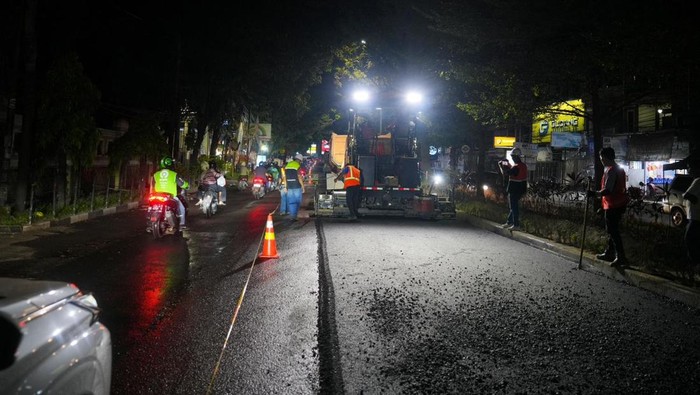 Jalan Aroepala Makassar mulai diaspal.