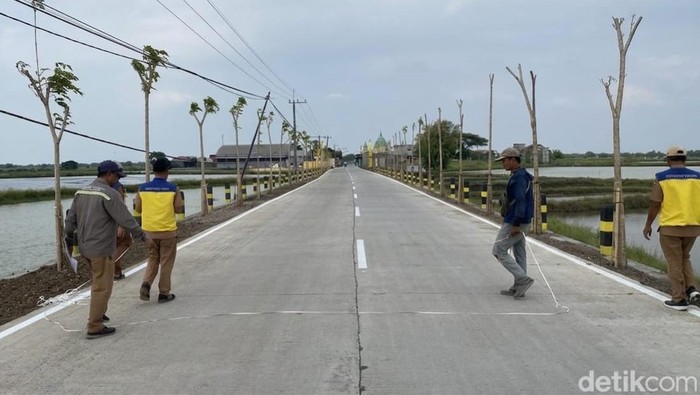 Jalan penghubung Duduksampeyan-Manyar yang telah diperbaiki