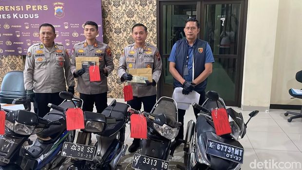 Jumpa Pers Kasus Curanmor di Kudus Polisi saat menunjukan barang bukti berupa sepeda motor hasil curian maling yang dinarasikan punya ilmu welut putih saat dihadirkan di Polres Kudus, Rabu (15/4/2026).