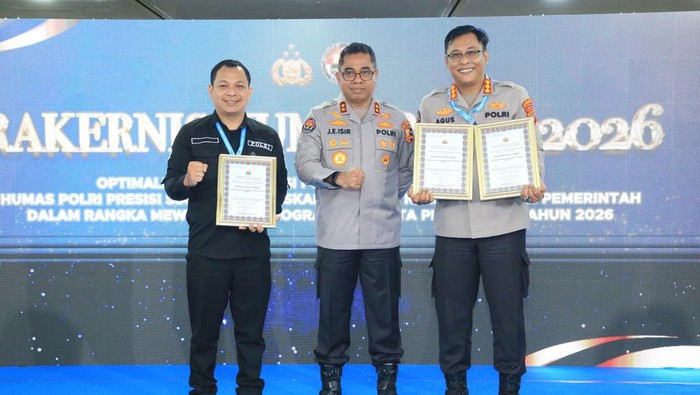 Kabid Humas Polda Babel Kombes Agus Sugiyarso menerima penghargaan di Rakernis Humas Polri tahun 2026.