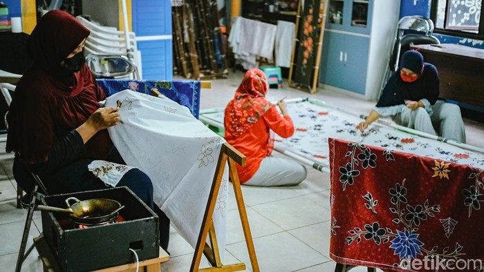 Perajin menyelesaikan pembuatan batik di Sanggar Batik Kembang Mayang, Kecamatan Larangan, Tangerang, Banten, Rabu (15/4/2026). Kampung Batik Kembang Mayang ini dinobatkan sebagai Kawasan Berbasis Kekayaan Intelektual oleh Kemenkum RI.