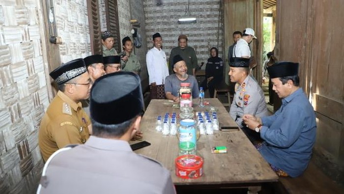 Kapolres Kediri AKBP Bramastyo Priaji bersama Ketua Himasal Kediri Raya melakukan silaturahmi ke Pondok Pesantren Mahir Arriyadl, Kecamatan Kepung, Kediri.