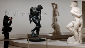 Karya Michelangelo dan Auguste Rodin dipamerkan berdampingan dalam satu ruang. REUTERS/Benoit Tessier