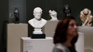 Pameran ini menampilkan lebih dari 200 karya dari berbagai material seperti marmer dan perunggu. REUTERS/Benoit Tessier