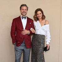 Katie Holmes dan Joshua Jackson sebelumnya pernah bekerja bersama dalam serial drama remaja populer Dawsons Creek yang tayang dari 1998 hingga 2003. Kedua mantan lawan main tersebut tampak bergandengan tangan saat berpapasan di karpet merah dan sempat berhenti untuk sesi foto singkat bersama. Foto: Getty Images/Dia Dipasupil