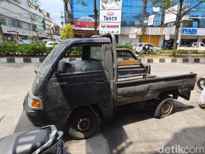 Pikap Terbakar Saat Melaju di Tengah Kota Semarang