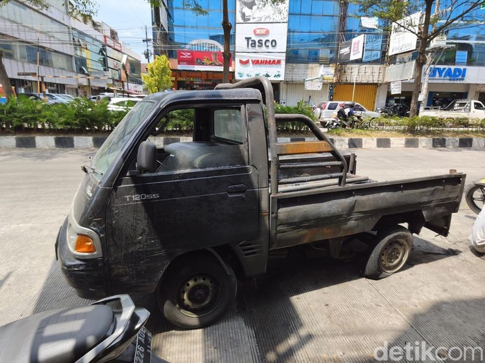 Pikap Terbakar Saat Melaju di Tengah Kota Semarang