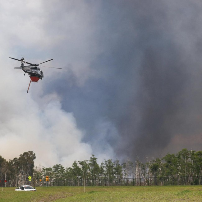 Kebakaran Semak Meluas, Helikopter Dikerahkan Padamkan Api