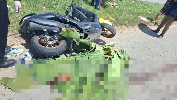Kecelakaan lalu lintas melibatkan sepeda motor dan truk peti kemas terjadi di Jalan Nusyirwan Ismail (Ring Road II), Kota Samarinda, Kalimantan Timur. Kecelakaan itu mengakibatkan ibu berinisal SN (51) dan anaknya VP (25) tewas.
