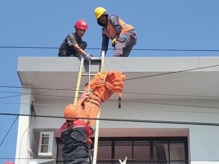 Evakuasi pekerja yang tewas tersengat listrik Mojoanyar, Mojokerto