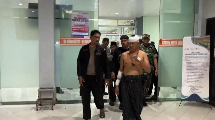 Kepada Desa Pakel, Kecamatan Gucialit, Lumajang dikeroyok orang