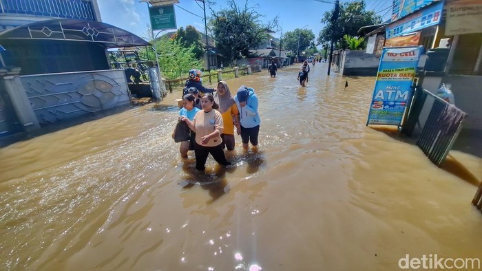 Kondisi banjir di Kampung Sapan, Desa Tegalluar, Kecamatan Bojongsoang, Kabupaten Bandung, Rabu (15/4/2026).