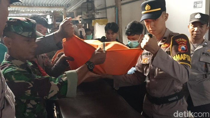 Korban ditemukan tewas bersimbah darah dievakuasi ke rumah sakit