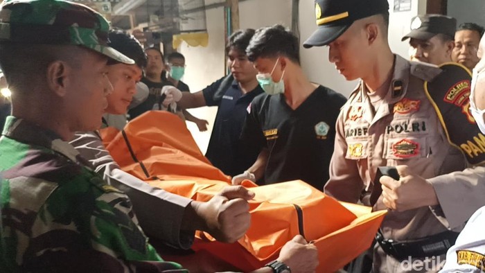Korban ditemukan tewas bersimbah darah dievakuasi ke rumah sakit