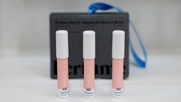 Tabung kertas kupas berbahan mineral untuk parfum padat diproduksi di pabrik kemasan kosmetik Yonwoo, Incheon, Korea Selatan. Produk ini menjadi alternatif kemasan ramah lingkungan di tengah dorongan pengurangan penggunaan plastik sekali pakai. REUTERS/Kim Soo-hyeon  