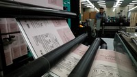 Sejumlah perusahaan mulai beralih ke bahan kemasan ramah lingkungan seperti kertas dan bambu. Perubahan ini terjadi lebih cepat dibandingkan sebelumnya yang cenderung lambat. REUTERS/Kim Soo-hyeon  