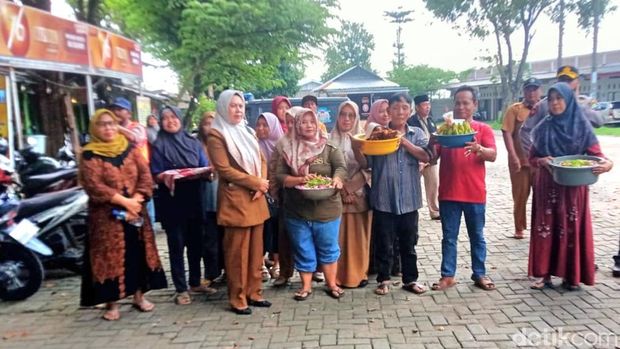 Larung sesaji para pedagang kuliner di Kali Baduk Nganjuk Larung sesaji para pedagang kuliner di Kali Baduk Nganjuk
