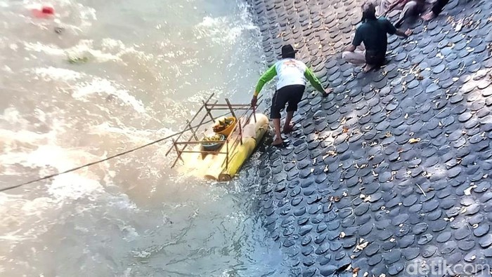 Larung sesaji para pedagang kuliner di Kali Baduk Nganjuk
