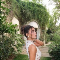Di hari ketiga, Leah menampilkan gaya bohemian-haute dengan bralette renda berhias mutiara yang dipadukan dengan rok denim.  Foto: Instagram @leahhalton