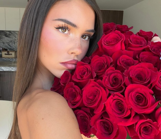 Leah Halton dikenal sebagai influencer dan TikToker cantik. Kehadirannya di Coachella mengundang perhatian.Foto: Instagram @leahhalton