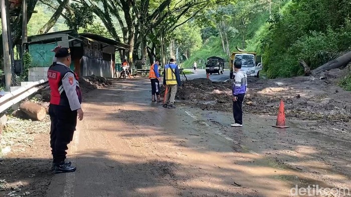 Longsor di jalur Ponorogo-Pacitan.