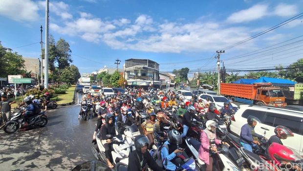 Macet parah di Solo Baru, Sukoharjo, imbas jalan terendam banjir tinggi, Rabu (15/4/2026) pagi.