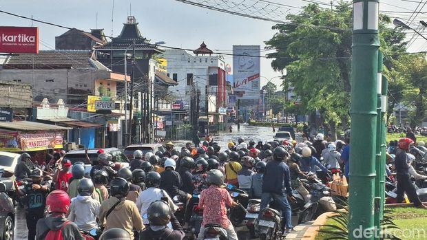 Macet parah di Solo Baru, Sukoharjo, imbas jalan terendam banjir tinggi, Rabu (15/4/2026) pagi.