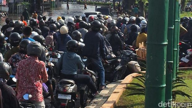 Macet parah di Solo Baru, Sukoharjo, imbas jalan terendam banjir tinggi, Rabu (15/4/2026) pagi. Foto: Ahmad Rafiq/detikJateng