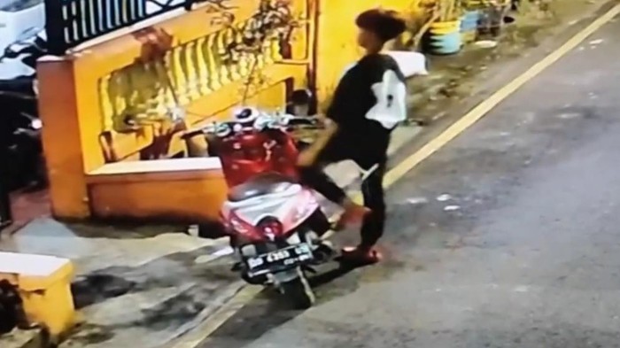 Seorang juru parkir liar di Makassar, ditangkap gegara mencuri motor yang terparkir dengan kunci masih menempel milik wanita inisial FU.
