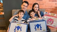 Meiza Aulia membagikan momen ulang tahun anaknya, Khan. Ia duduk bersebelahan satu bangku dengan Eza Gionino. Selamat ulang tahun, Khan. Semoga tumbuh sehat, bahagia, pintar, dan selalu jadi kebanggaan. Semoga semua cita-cita dan impianmu tercapai. Terima kasih sudah membawa begitu banyak cinta dan kebahagiaan dalam hidup kami, tulisnya dilihat di Instagram, Rabu (15/4/2026). (Foto: dok Instagram ma_coritha)
